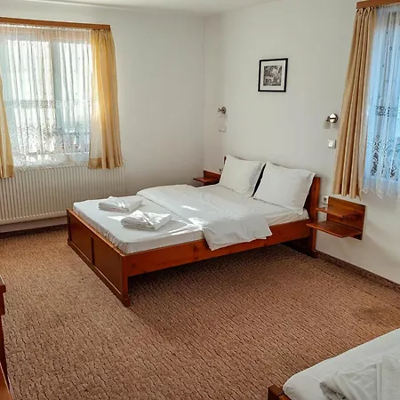 Todeva House And Tavern בנסקו