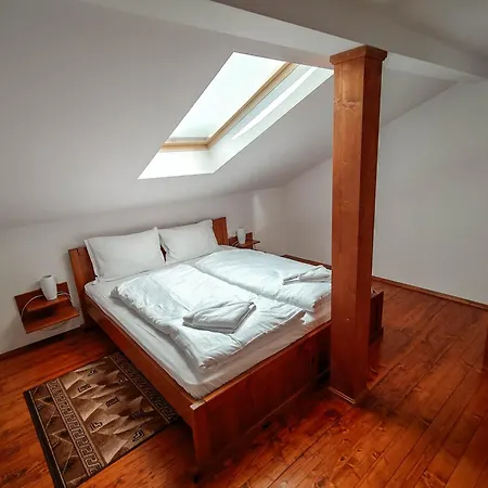 Todeva House And Tavern בנסקו