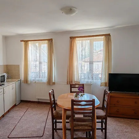 Todeva House And Tavern 3* בנסקו