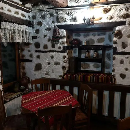Todeva House And Tavern 3* בנסקו